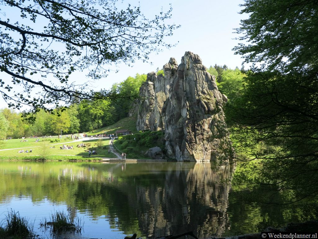 Bij het Duitse stadje Horn-Bad Meinberg liggen de Externsteine. Deze formaties van zandstenen rijzen op in een mooi parkachtig landschap. Tip: Naar de Externsteine in het Teutoburger Woud.